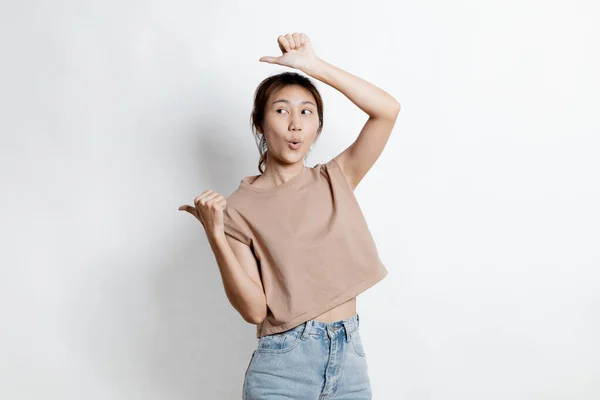 Όμορφη Ασιατική Γυναίκα Gesturing Για Επεξεργασία Διαφήμιση Απομονωμένο Φόντο Πορτρέτο — Φωτογραφία Αρχείου