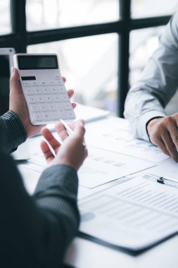 Ofisteki satış verilerine bakan iki işadamı, bir şirket kuran iş ortakları, beyin fırtınası yapıyorlar ve birlikte bir yönetim planlıyorlar..