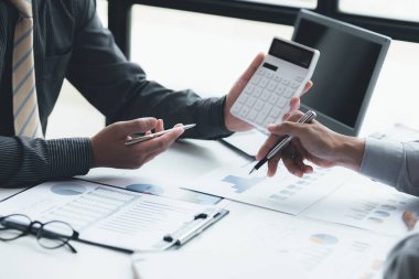 Ofisteki satış verilerine bakan iki işadamı, bir şirket kuran iş ortakları, beyin fırtınası yapıyorlar ve birlikte bir yönetim planlıyorlar..