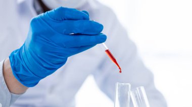 Laboratuvar asistanları kimyasal reaksiyonları, tıbbi bilimcileri, kimyasal araştırmacıları, kimyasal deneyleri ve hasta kan örneklerinden yapılan hastalık testlerini araştırıyorlar. Tıp ve araştırma konsepti