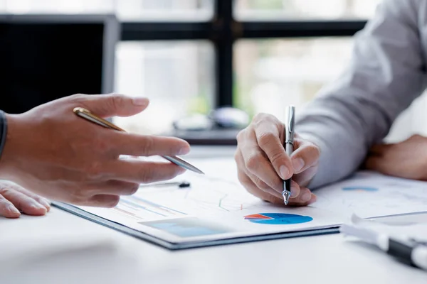 Dos Empresarios Señalaron Material Para Reunión Trabajando Juntos Para Planificar — Foto de Stock