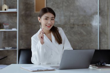 Portraits of beautiful Asian businessmen, business women leaders, women working in a startup company office, managing a growing and profitable company. Business management concepts from female leaders