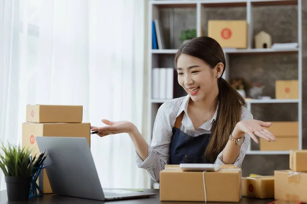 Beautiful Asian Business Owner Opens Online Store She Checking Orders — 스톡 사진