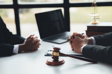 Müvekkillere ifade verecek avukat kavramları ve davalarda danışmanlık yapmak, hukuki yardım sağlamak, hukuku ve adaleti korumak, şeffaflıkla devam etmek, davaları mahkemede savunmak için avukatlar..