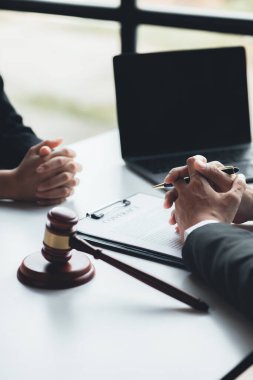 Müvekkillere ifade verecek avukat kavramları ve davalarda danışmanlık yapmak, hukuki yardım sağlamak, hukuku ve adaleti korumak, şeffaflıkla devam etmek, davaları mahkemede savunmak için avukatlar..