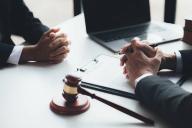 Müvekkillere ifade verecek avukat kavramları ve davalarda danışmanlık yapmak, hukuki yardım sağlamak, hukuku ve adaleti korumak, şeffaflıkla devam etmek, davaları mahkemede savunmak için avukatlar..