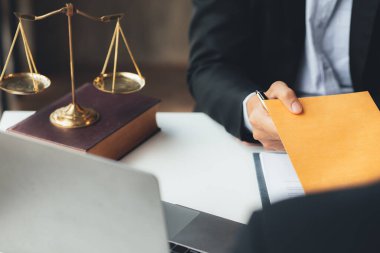 Müvekkillere ifade verecek avukat kavramları ve davalarda danışmanlık yapmak, hukuki yardım sağlamak, hukuku ve adaleti korumak, şeffaflıkla devam etmek, davaları mahkemede savunmak için avukatlar..