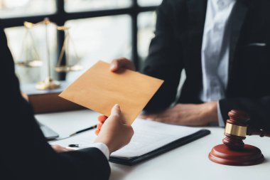 Müvekkillere ifade verecek avukat kavramları ve davalarda danışmanlık yapmak, hukuki yardım sağlamak, hukuku ve adaleti korumak, şeffaflıkla devam etmek, davaları mahkemede savunmak için avukatlar..