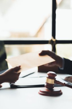 Müvekkillere ifade verecek avukat kavramları ve davalarda danışmanlık yapmak, hukuki yardım sağlamak, hukuku ve adaleti korumak, şeffaflıkla devam etmek, davaları mahkemede savunmak için avukatlar..