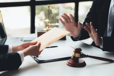 Davalarda yolsuzluk yapmak için yetkililere rüşvet veren şahıslar, yetkililere rüşvet vererek yasa dışı yollarla yapılan eylemler yasadışı ve yasa dışıdır. Dolandırıcılık kavramı.