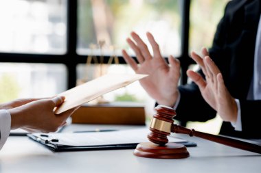 Davalarda yolsuzluk yapmak için yetkililere rüşvet veren şahıslar, yetkililere rüşvet vererek yasa dışı yollarla yapılan eylemler yasadışı ve yasa dışıdır. Dolandırıcılık kavramı.