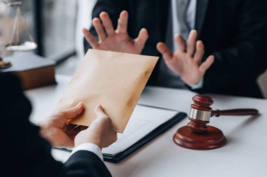 Davalarda yolsuzluk yapmak için yetkililere rüşvet veren şahıslar, yetkililere rüşvet vererek yasa dışı yollarla yapılan eylemler yasadışı ve yasa dışıdır. Dolandırıcılık kavramı.