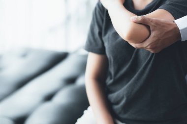 Professional physiotherapists are working to relax the muscles for patients who are treated for muscle disorders, most patients are office workers who sit for a long time causing pain. office syndrome