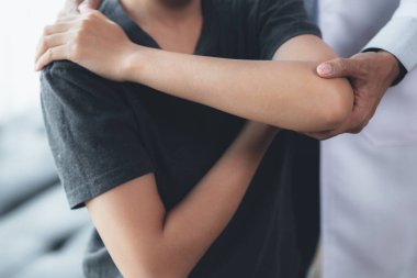 Professional physiotherapists are working to relax the muscles for patients who are treated for muscle disorders, most patients are office workers who sit for a long time causing pain. office syndrome