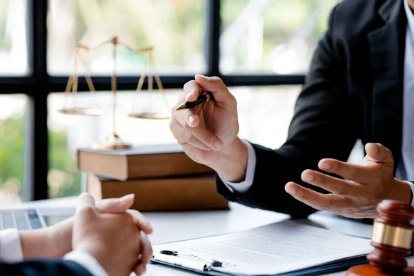 Zwei Anwälte Lesen Gerade Ein Großes Buch Gemeinsam Einen Strafverfolgungsvertrag — Stockfoto