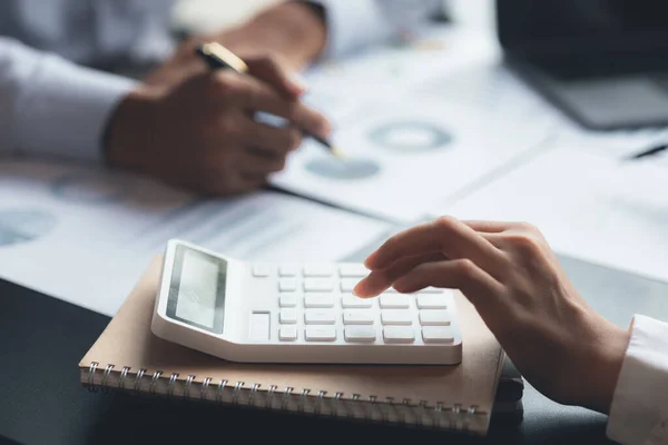 Biznesmen Używa Białego Kalkulatora Obliczania Liczb Finansowych Siedzi Swoim Prywatnym — Zdjęcie stockowe