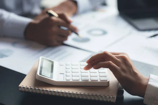 Affärsman Använder Vit Miniräknare För Att Beräkna Finansiella Siffror Han — Stockfoto