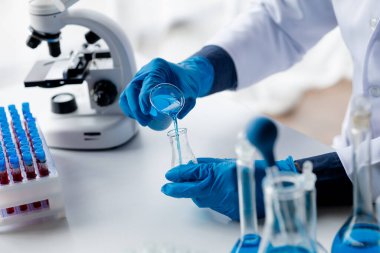 Laboratuvar asistanları kimyasal reaksiyonları, tıbbi bilimcileri, kimyasal araştırmacıları, kimyasal deneyleri ve hasta kan örneklerinden yapılan hastalık testlerini araştırıyorlar. Tıp ve araştırma konsepti
