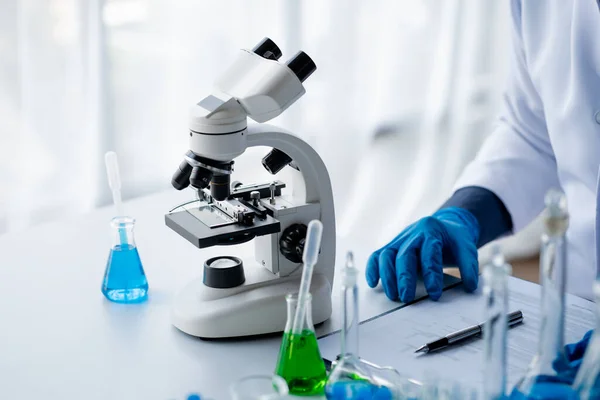 Laboratóriumi Asszisztensek Vizsgálják Kémiai Reakciókat Orvostudósokat Kémiai Kutatókat Kémiai Kísérleteket — Stock Fotó