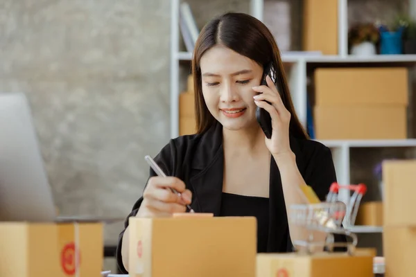 Asiatisk Kvinna Pratar Telefon Med Kund För Att Bekräfta Beställning — Stockfoto