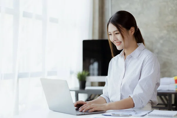 Beautiful Asian Businesswoman Sitting Her Private Office She Checking Company — Fotografia de Stock