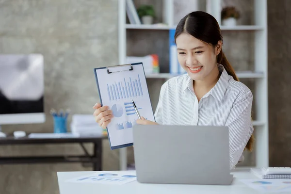 Beautiful Asian Businesswoman Sitting Her Private Office She Talking Her — Stock fotografie