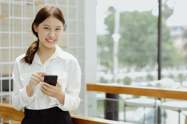 Азійська Жінка Яка Користується Мобільним Телефоном Серфує Інтернет Соціальні Мережі — стокове фото