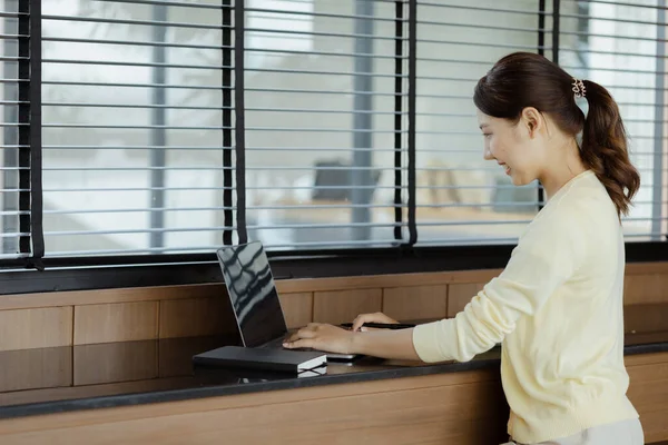 Азійка Працює Над Ноутбуком Жінкою Працівником Маркетингової Компанії Вона Працює — стокове фото