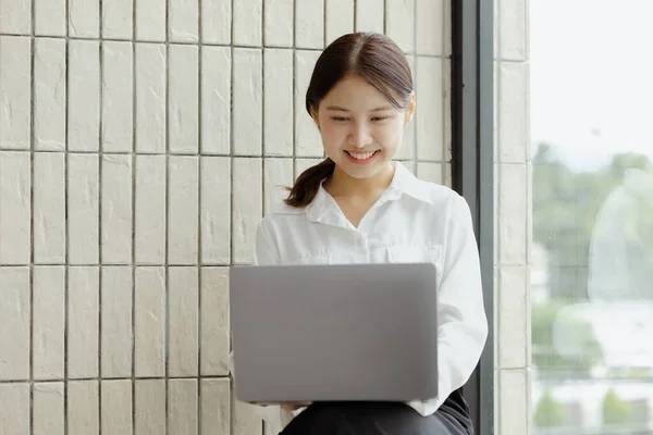 Asian Woman Working Laptop Female Employee Marketing Company She Working — Photo
