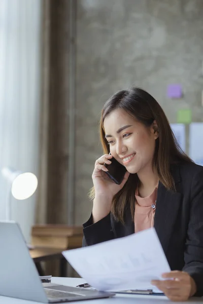 Прекрасні Азійські Керівники Керівники Бізнесу Керівники Маркетингу Розмовляють Телефону Клієнтами — стокове фото