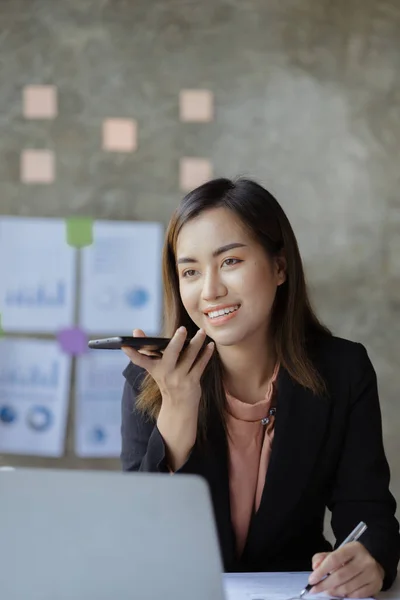 Hermosa Mujer Asiática Ejecutivos Ejecutivos Negocios Ejecutivos Marketing Están Hablando — Foto de Stock