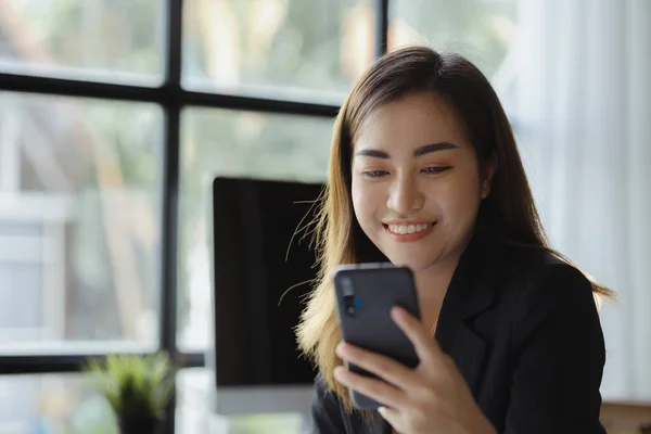 Businesswoman Looking Financial Information Mobile Phone She Checking Company Financial — Stockfoto