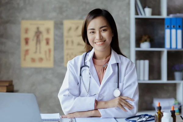 Asian Female Doctor Works Office Hospital She General Practitioner Consulting — Stockfoto