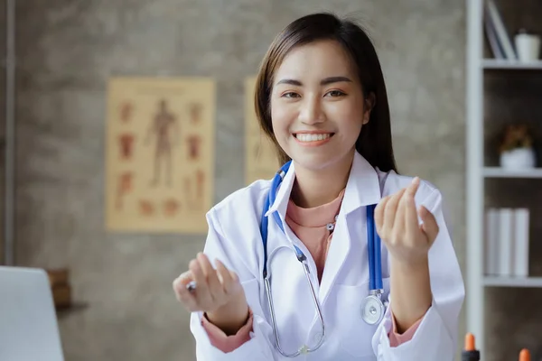 Female Doctor Video Calling Patient Laptop Provide Advice Disease Expert — Stockfoto