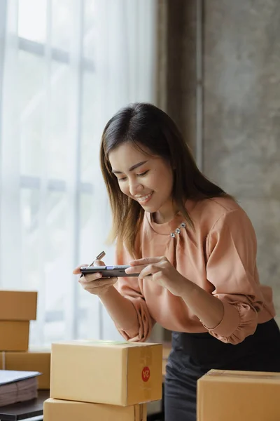 Egy Aki Okostelefont Használ Hogy Csomagküldő Dobozok Csomagküldő Dobozok Előtt — Stock Fotó