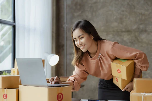 Beautiful Asian Business Owner Opens Online Store She Checking Orders — Stock Fotó