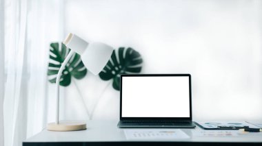 Şirket masası, boş bilgisayar ekranı, boş ofis, pazarlama çalışanlarının ofisindeki ofis odası, ofis ekipmanlarıyla dolu masa, pencere masası. Ofis masası yerleştirme fikirleri.