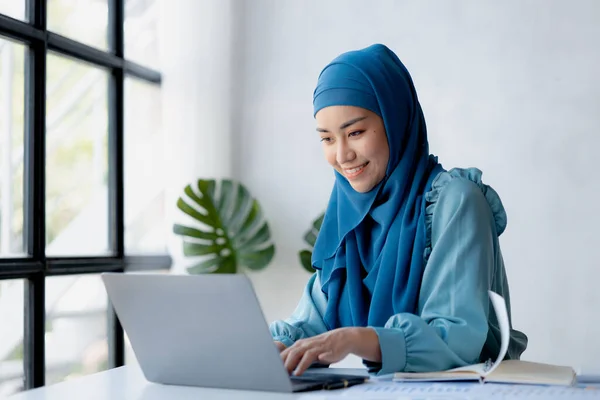 Asian Women Wearing Hijab Sitting Office Startup Company Managed Operated — Zdjęcie stockowe