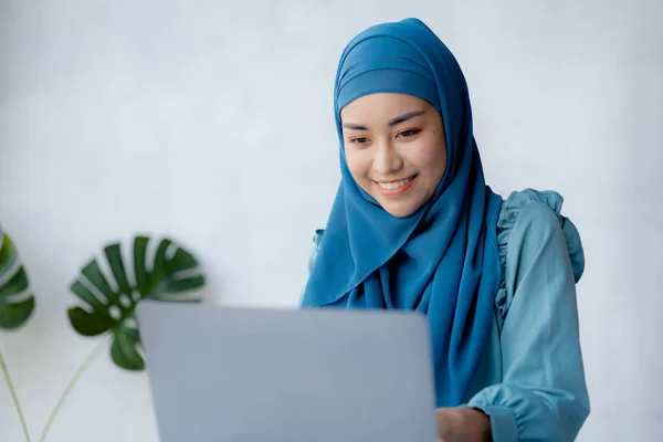 Asian Women Wearing Hijab Sitting Office Startup Company Managed Operated — Zdjęcie stockowe