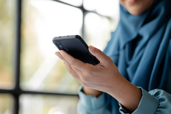 Asian Women Hijab Using Mobile Phone Administration Operations Young Smart — Photo