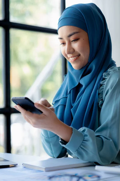 Asian Women Hijab Using Mobile Phone Administration Operations Young Smart — Zdjęcie stockowe