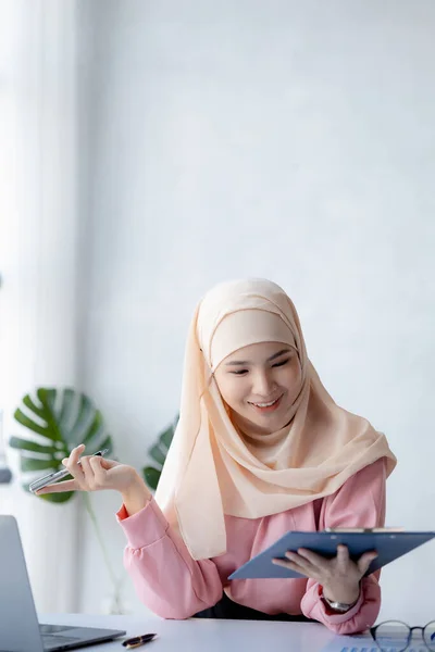 Asian Women Wearing Hijab Sitting Office Startup Company Managed Operated — Zdjęcie stockowe