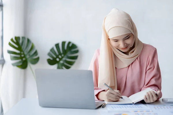Asian Women Wearing Hijab Sitting Office Startup Company Managed Operated — Zdjęcie stockowe