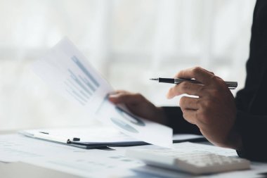 İşadamları, sorunları analiz etmek ve bilgiyi bir ortakla toplantıya getirmeden önce çözüm bulmak için şirketin mali belgelerine bakıyorlar. Mali konsept.