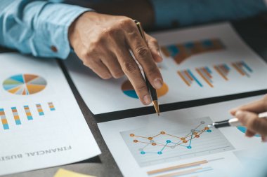 İki iş adamının buluştuğu ve beyin fırtınası yaptığı konferans odasındaki atmosfer, girişim kuran genç yöneticiler, yeni işletmeler ve fikirler. Girişim şirketinin yönetim kavramı.