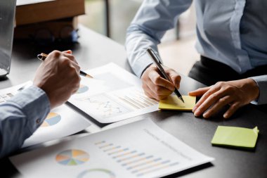 Şirket toplantı odasında iş adamları ve finans müdürleri finans konularında bir araya geliyor, belgeler hakkında bilgi topluyor ve birlikte tartışıyorlar. Şirket mali yönetimi kavramı