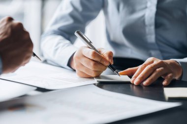 Şirket toplantı odasında iş adamları ve finans müdürleri finans konularında bir araya geliyor, belgeler hakkında bilgi topluyor ve birlikte tartışıyorlar. Şirket mali yönetimi kavramı