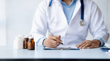 Doctor are recommending medicines to patients after being examined and diagnosed by the patient's doctor, the concept of treatment and symptomatic medication dispensing by the pharmacist.