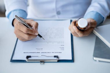 Doctor are recommending medicines to patients after being examined and diagnosed by the patient's doctor, the concept of treatment and symptomatic medication dispensing by the pharmacist.