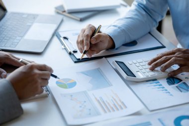 Satış departmanı bunu bölüm müdürüne götürmek için aylık bir toplantı yapıyor. Müdüre götürmeden önce hazırlanan belgelerin doğruluğunu kontrol ediyorlar.